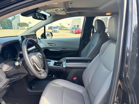 Used 2026 Toyota Sienna XLE FWD image 12