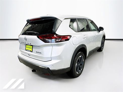 Used 2024 Nissan Rogue SV image 5