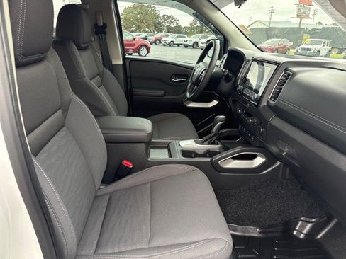 Used 2024 Nissan Frontier SV w/ SV Convenience Package image 17