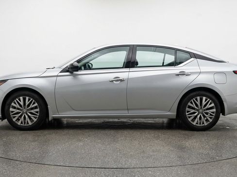 Used 2025 Nissan Altima 2.5 SV image 5