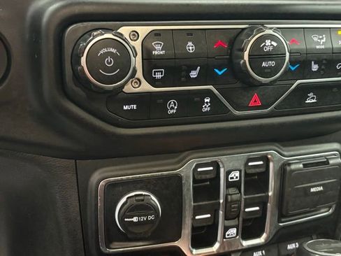 Used 2023 Jeep Wrangler Unlimited Sahara AWD/4WD image 31
