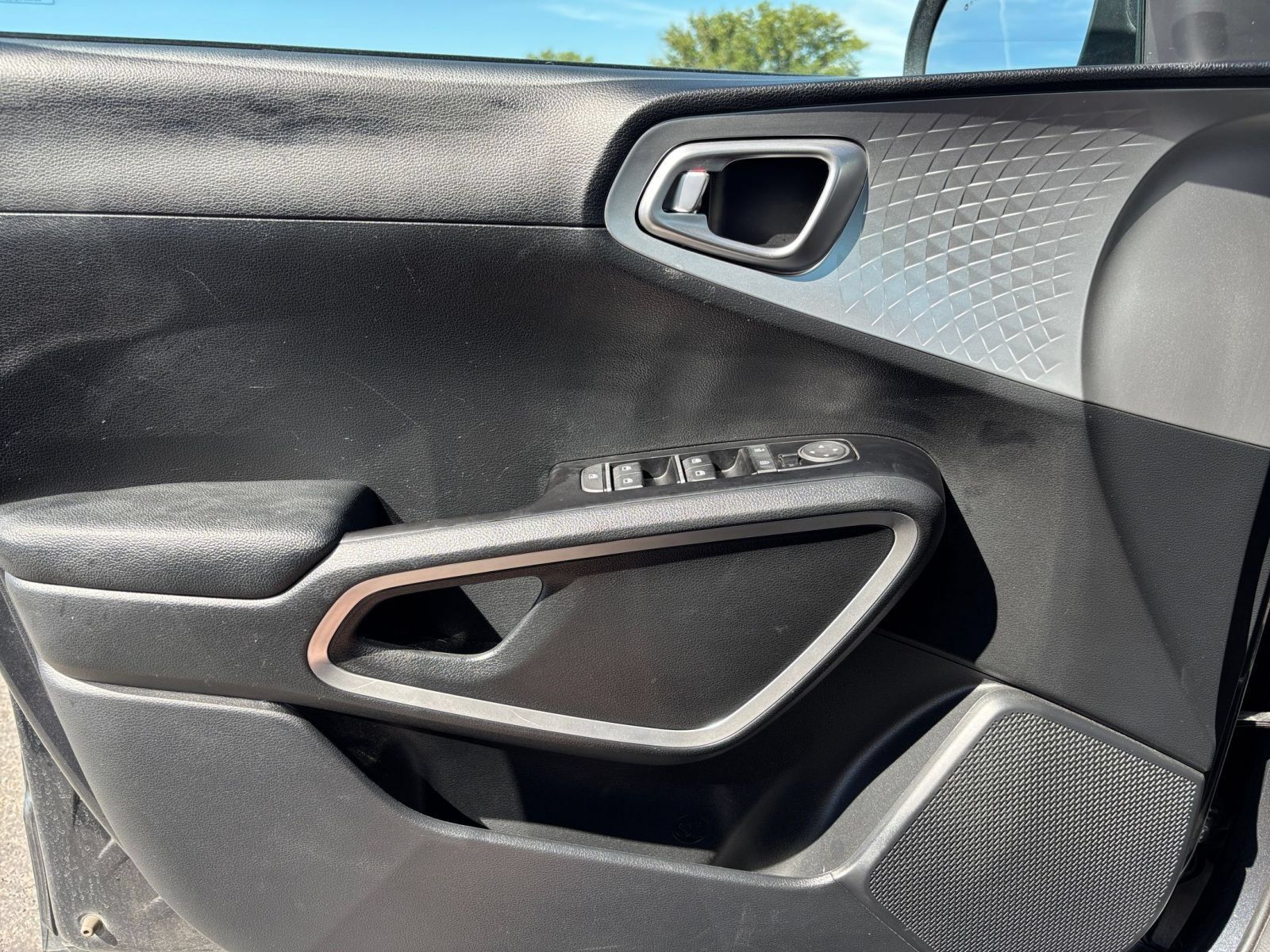 Used 2025 Kia Soul LX w/ LX Technology Package FWD image 18