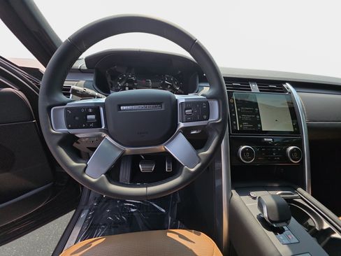 Certified 2025 Land Rover Discovery Dynamic SE AWD/4WD image 16