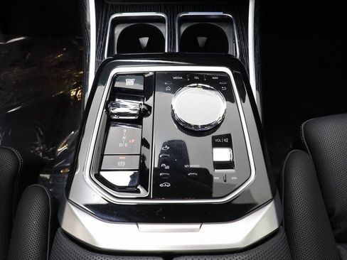 Certified 2025 BMW 750e xDrive 750e xDrive image 14