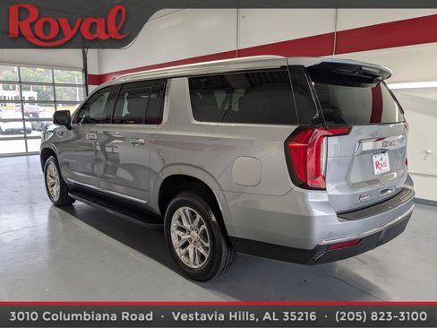 Used 2023 GMC Yukon XL SLT w/ SLT Premium Package image 2