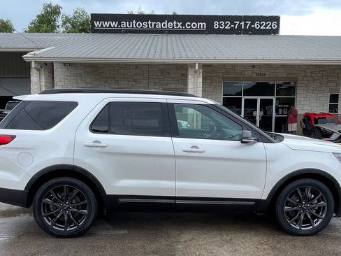 Used 2017 Ford Explorer XLT w/ Equipment Group 202A FWD image 6