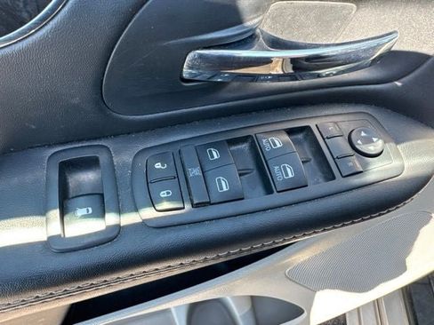 Used 2015 Chrysler Town & Country Touring-L w/ Driver Convenience Group FWD image 9
