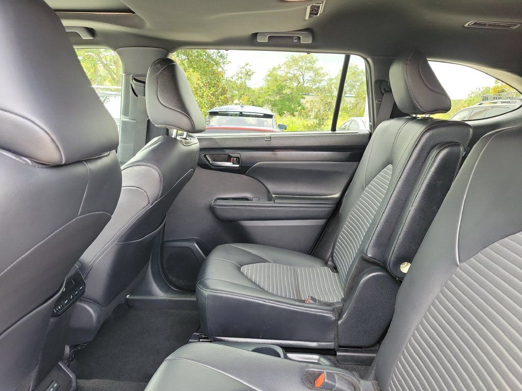 Used 2024 Toyota Highlander XSE FWD image 26