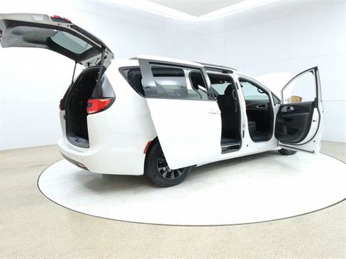 Used 2021 Chrysler Pacifica Touring w/ S Appearance Package image 12