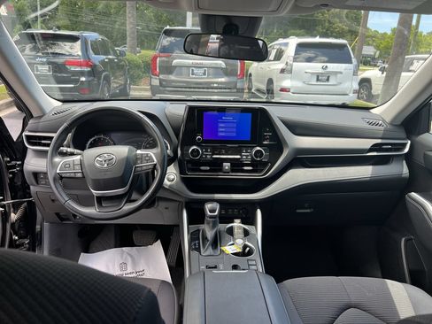Used 2025 Toyota Highlander LE FWD image 31