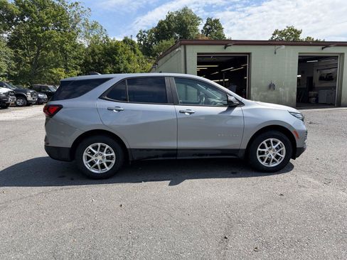 Used 2023 Chevrolet Equinox LS w/ LS Convenience Package AWD/4WD image 3