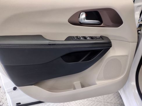 Used 2023 Chrysler Voyager LX FWD image 19