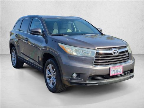 Used 2015 Toyota Highlander XLE FWD image 3