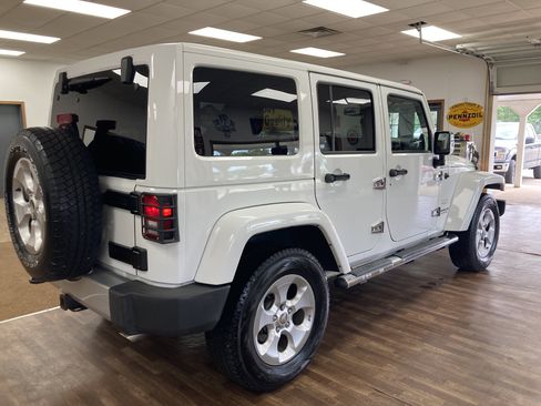 Used 2014 Jeep Wrangler Unlimited Sahara w/ Dual Top Group AWD/4WD image 6
