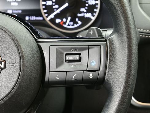 Used 2023 Nissan Rogue SV image 2