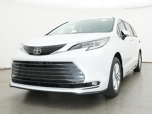 New 2026 Toyota Sienna Limited FWD image 32