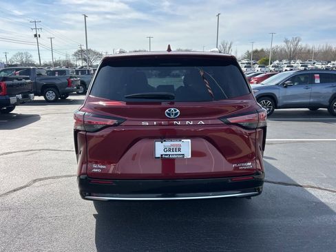 Used 2024 Toyota Sienna Platinum image 21