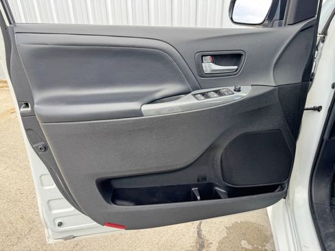 Used 2015 Toyota Sienna SE Premium image 40