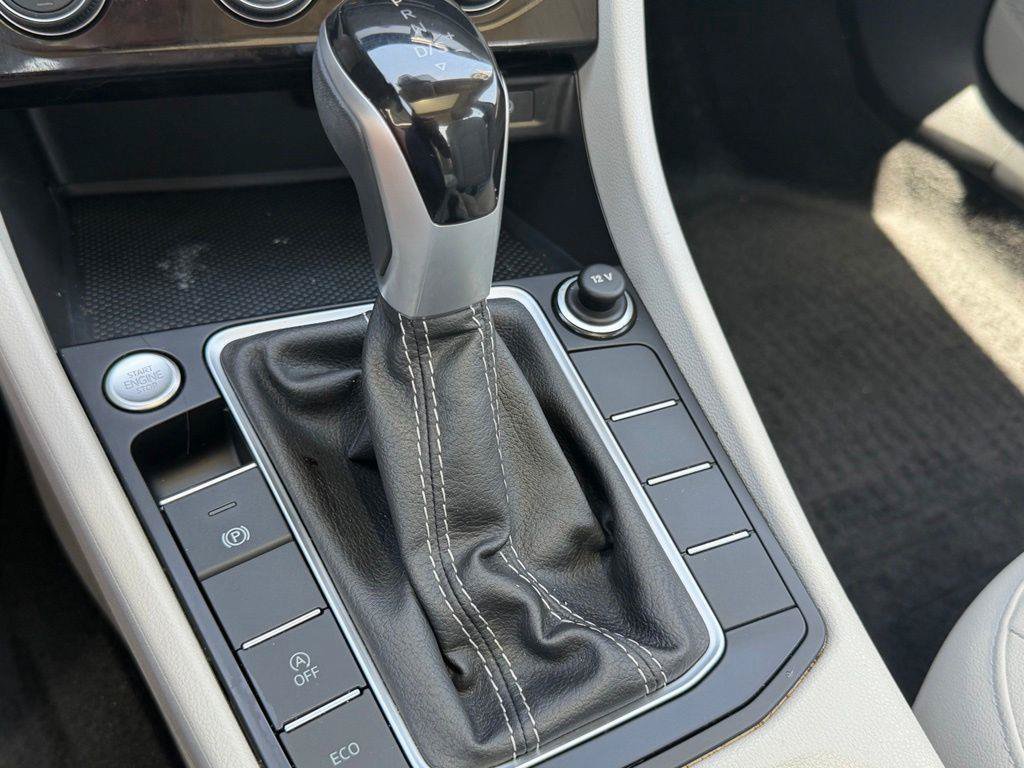Used 2023 Volkswagen Jetta SE w/ Panoramic Sunroof Package FWD image 16
