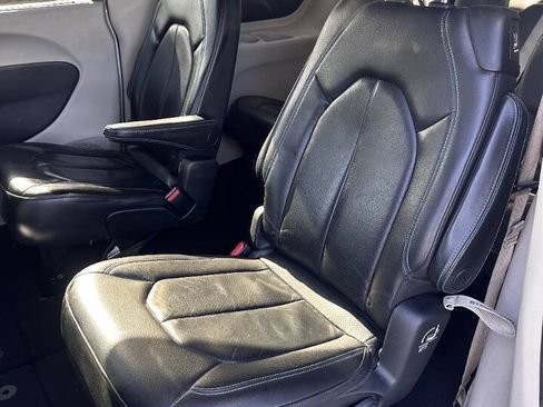 Used 2021 Chrysler Pacifica Touring-L FWD image 19