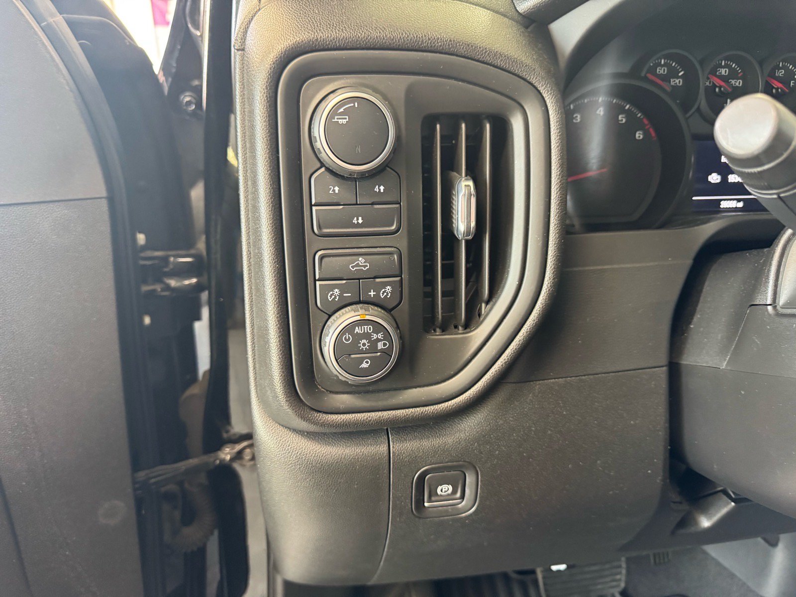 Used 2022 Chevrolet Silverado 2500 Custom w/ Custom Value Package AWD/4WD image 17