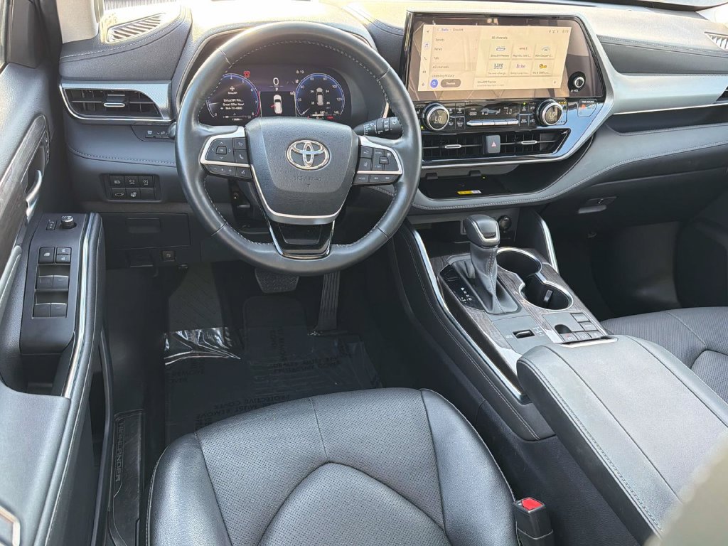 Used 2023 Toyota Highlander Platinum FWD image 10