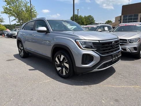 Used 2025 Volkswagen Atlas Cross Sport SE FWD image 2
