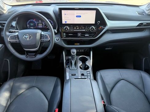 Used 2024 Toyota Highlander Platinum FWD image 24