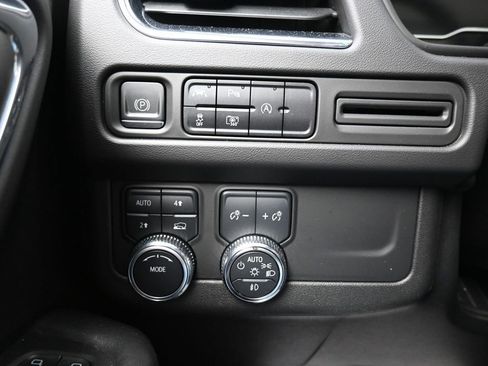Used 2023 GMC Yukon XL SLT w/ SLT Luxury Package AWD/4WD image 19
