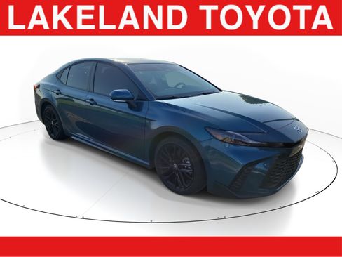 Used 2025 Toyota Camry SE FWD image 1