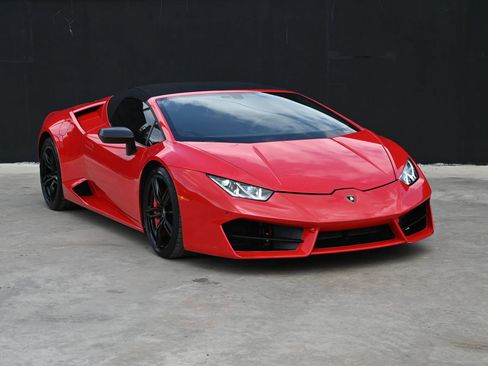 Used 2017 Lamborghini Huracan LP 610-4 AWD/4WD image 3