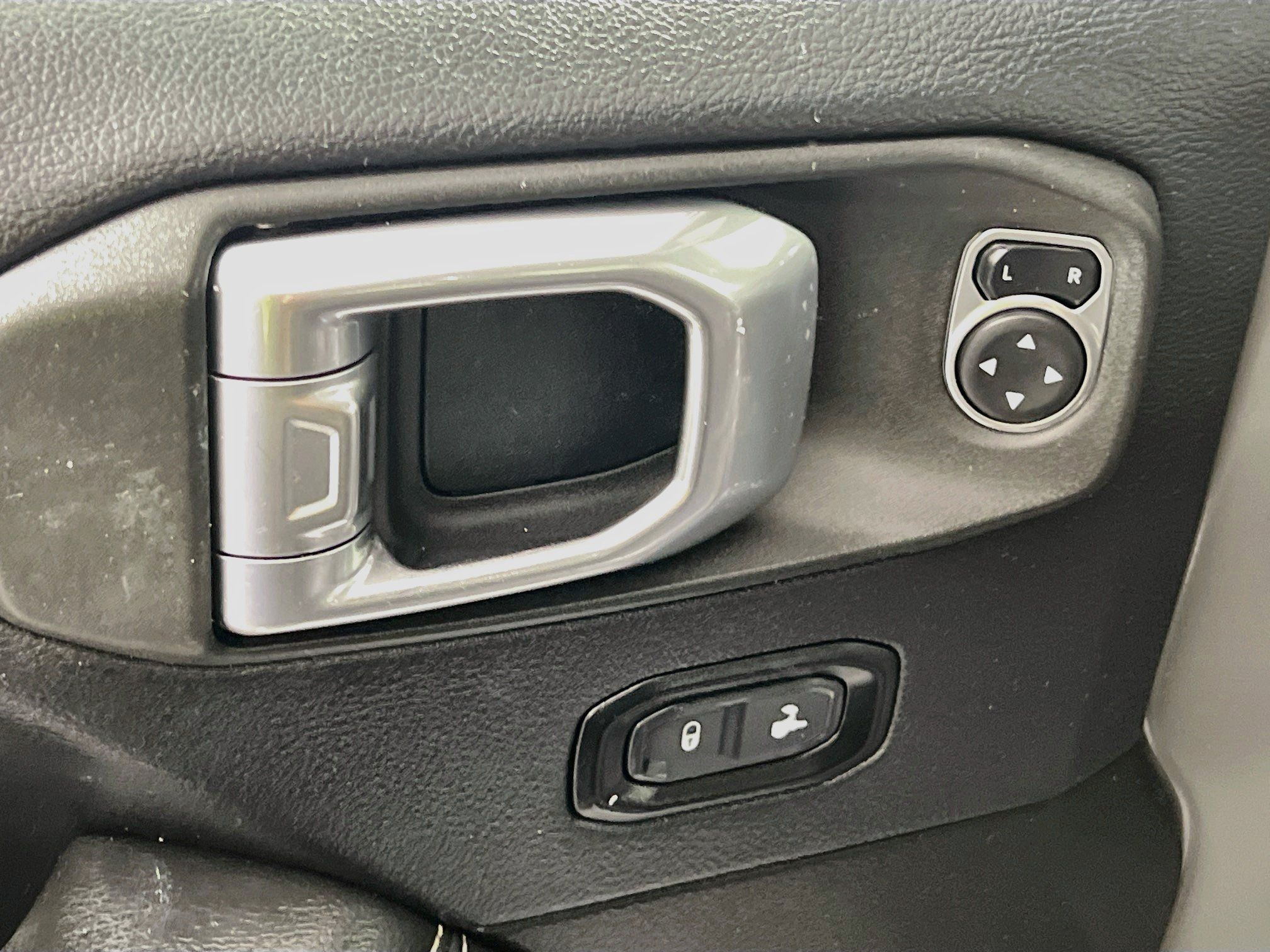 Used 2018 Jeep Wrangler Unlimited Sahara AWD/4WD image 17