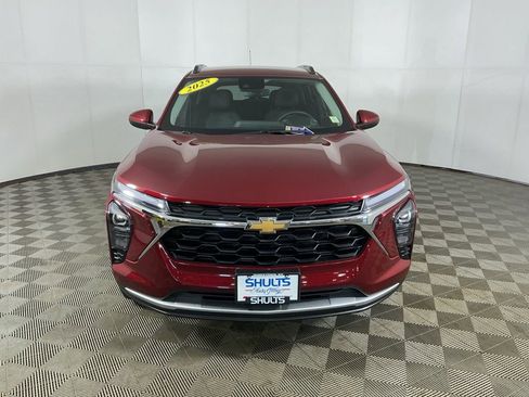 Used 2025 Chevrolet Trax LT w/ Driver Confidence Package FWD image 3