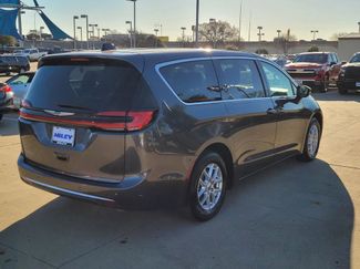 Used 2023 Chrysler Pacifica Touring-L video 4