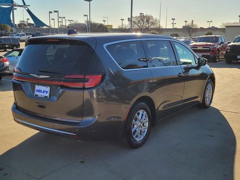 Used 2023 Chrysler Pacifica Touring-L image 4