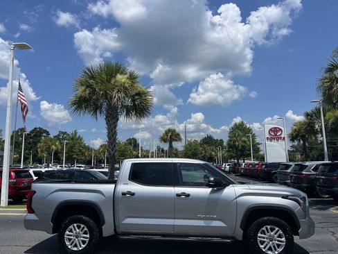 Used 2022 Toyota Tundra SR5 w/ SR5 Convenience Package AWD/4WD image 11
