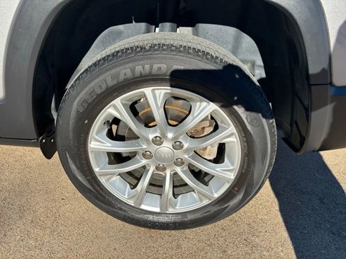 Used 2019 Jeep Cherokee Latitude w/ Popular Appearance Group FWD image 9