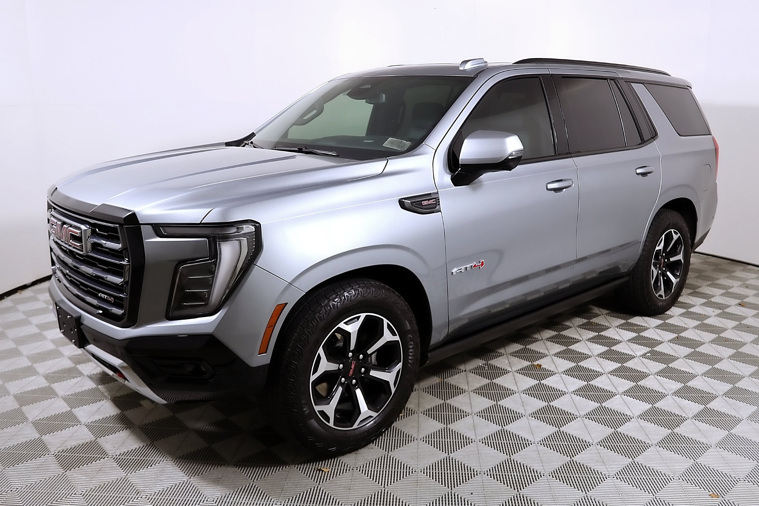 Used 2025 GMC Yukon AT4 AWD/4WD image 3