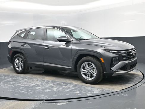 Certified 2025 Hyundai Tucson SE image 2