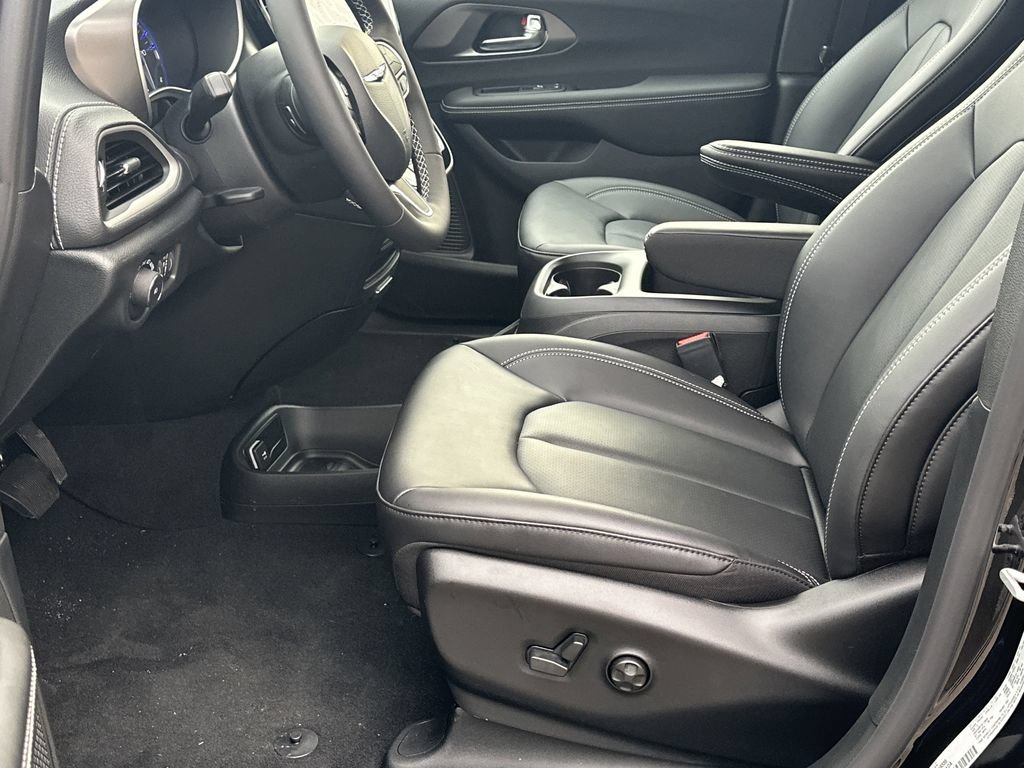 New 2026 Chrysler Pacifica Select FWD image 9