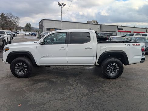 Used 2022 Toyota Tacoma TRD Off-Road image 3