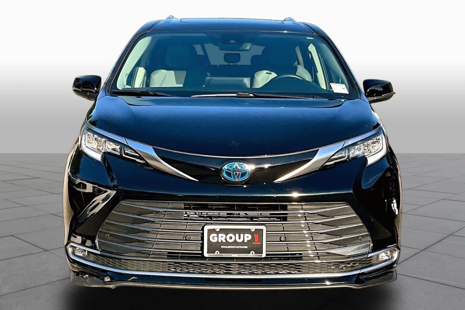 Used 2024 Toyota Sienna Limited AWD/4WD image 4
