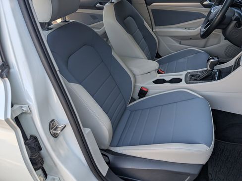 Used 2025 Volkswagen Jetta SE w/ Sunroof Package FWD image 21