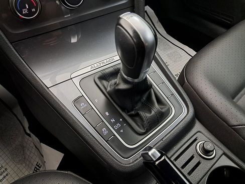 Used 2017 Volkswagen Golf Alltrack S image 19