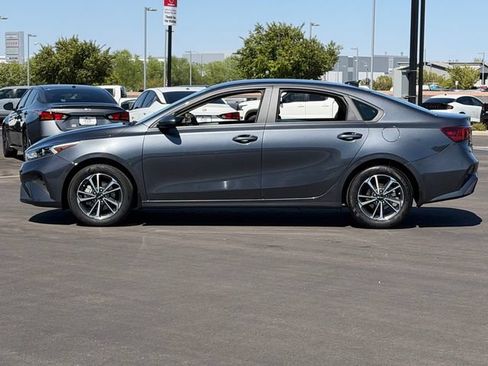 Used 2023 Kia Forte LXS FWD image 2