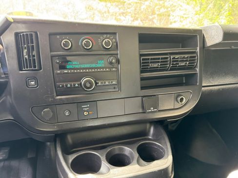 Used 2017 Chevrolet Express 3500 RWD image 15