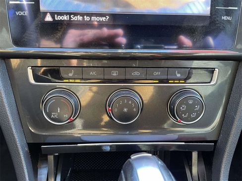 Used 2019 Volkswagen Golf SE image 25