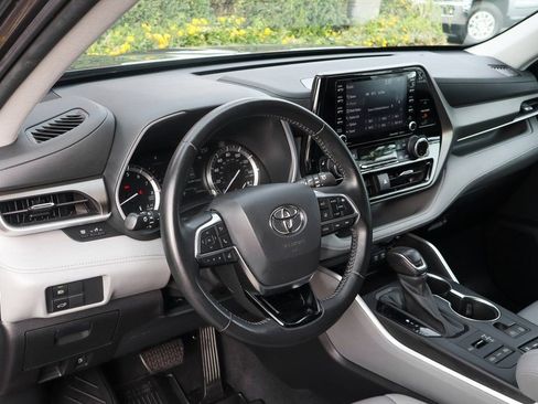 Used 2021 Toyota Highlander XLE image 19