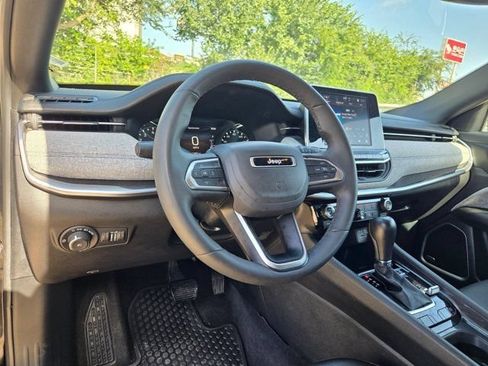Used 2025 Jeep Compass Latitude w/ Sun & Sound Group AWD/4WD image 15