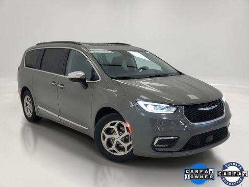 Used 2023 Chrysler Pacifica Limited image 1